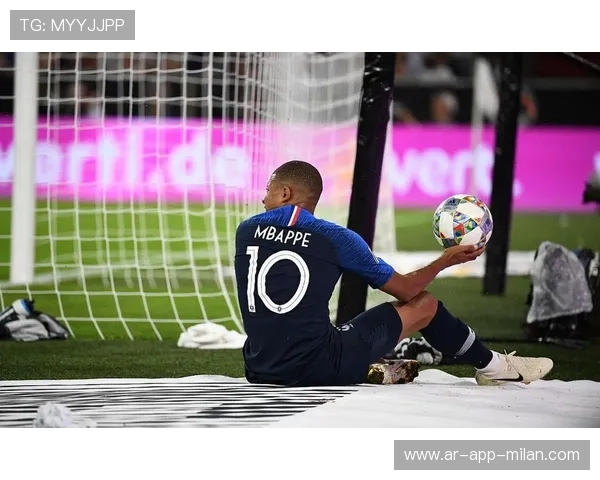 姆巴佩高速追球并完成极限抽射：足球场上的惊艳瞬间